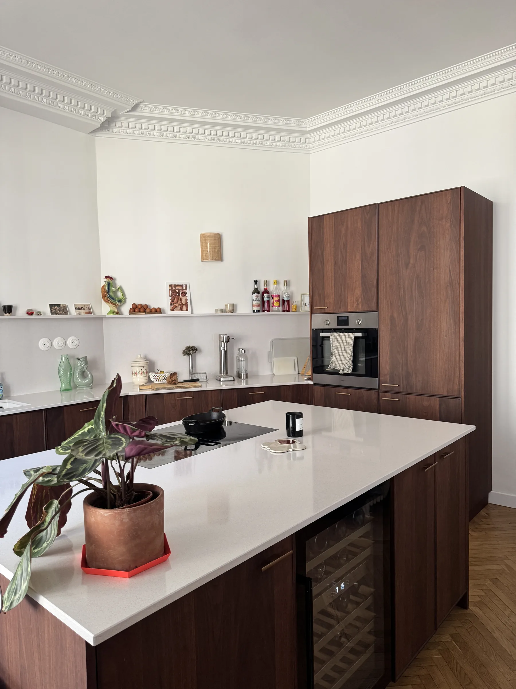 Cuisine en noyer avec moulures Haussmann conservées
