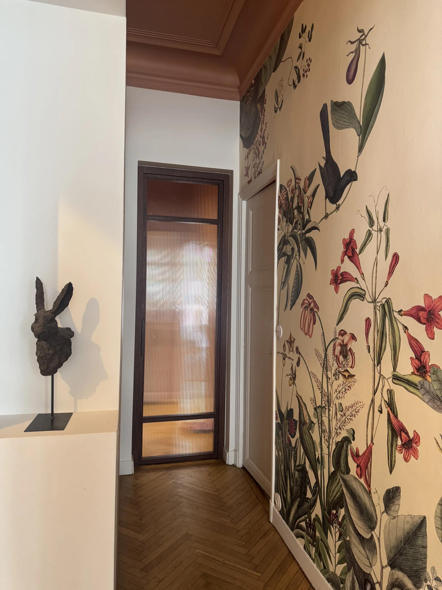 Accès chambres — porte vitrée et papier peint Audubon