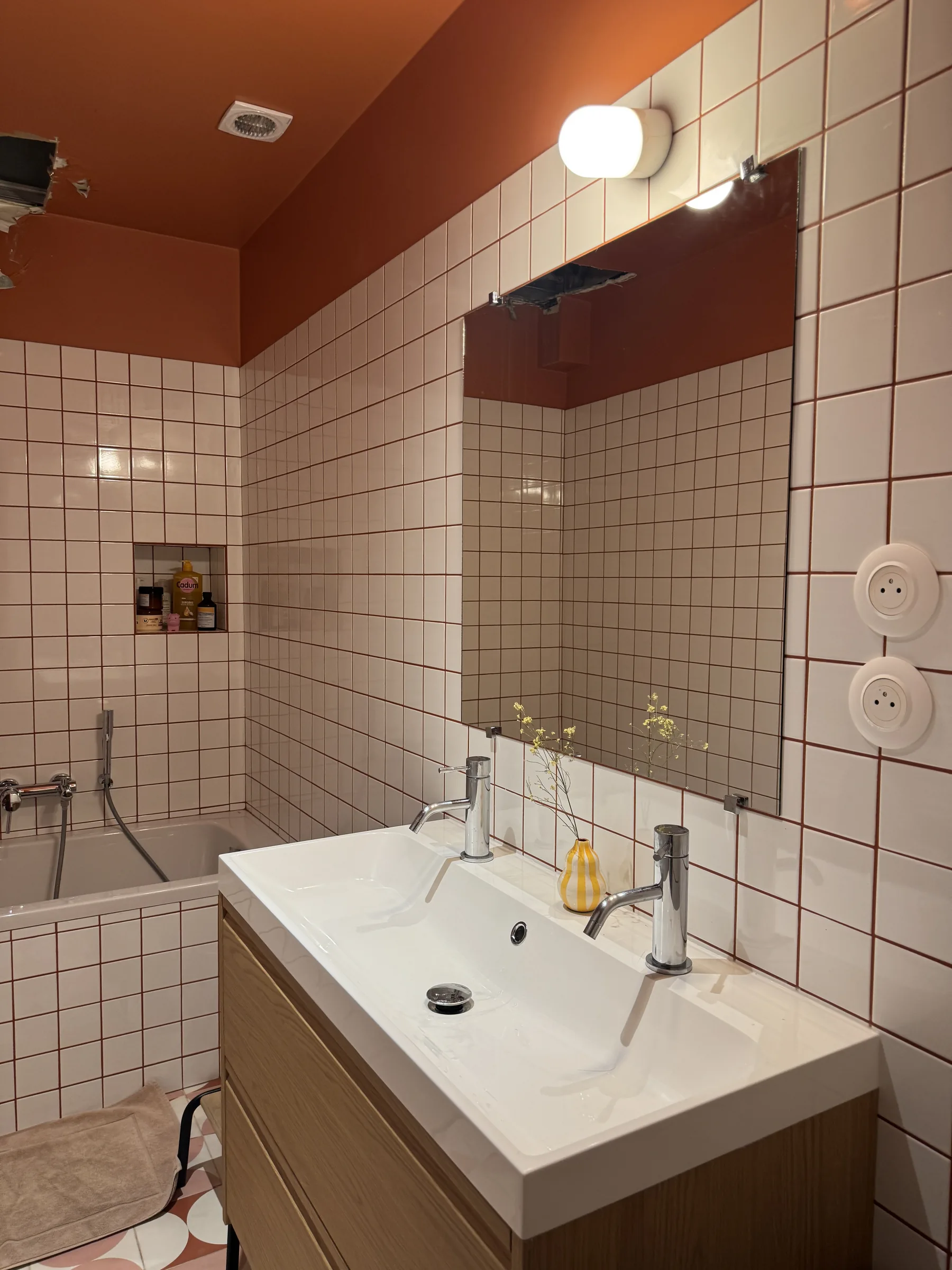 Salle de bain — détail faïence et lavabo