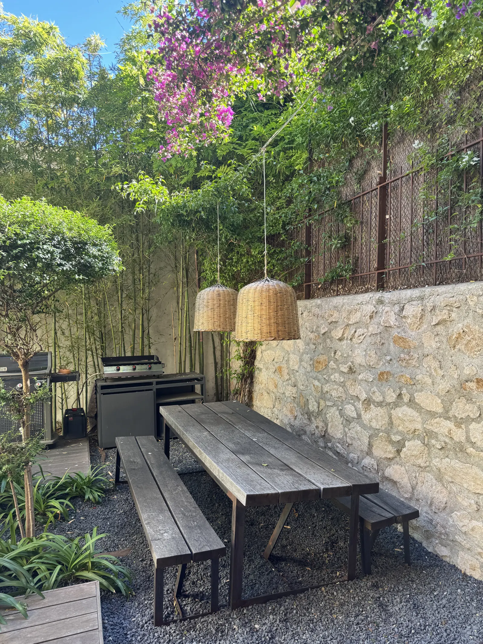 Jardin plein sud — terrasse en pierre et grand pot