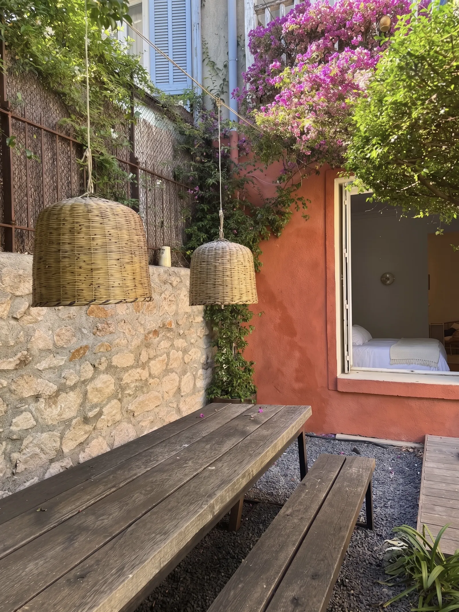 Jardin — bougainvillée et mur terra, fenêtre de la chambre principale