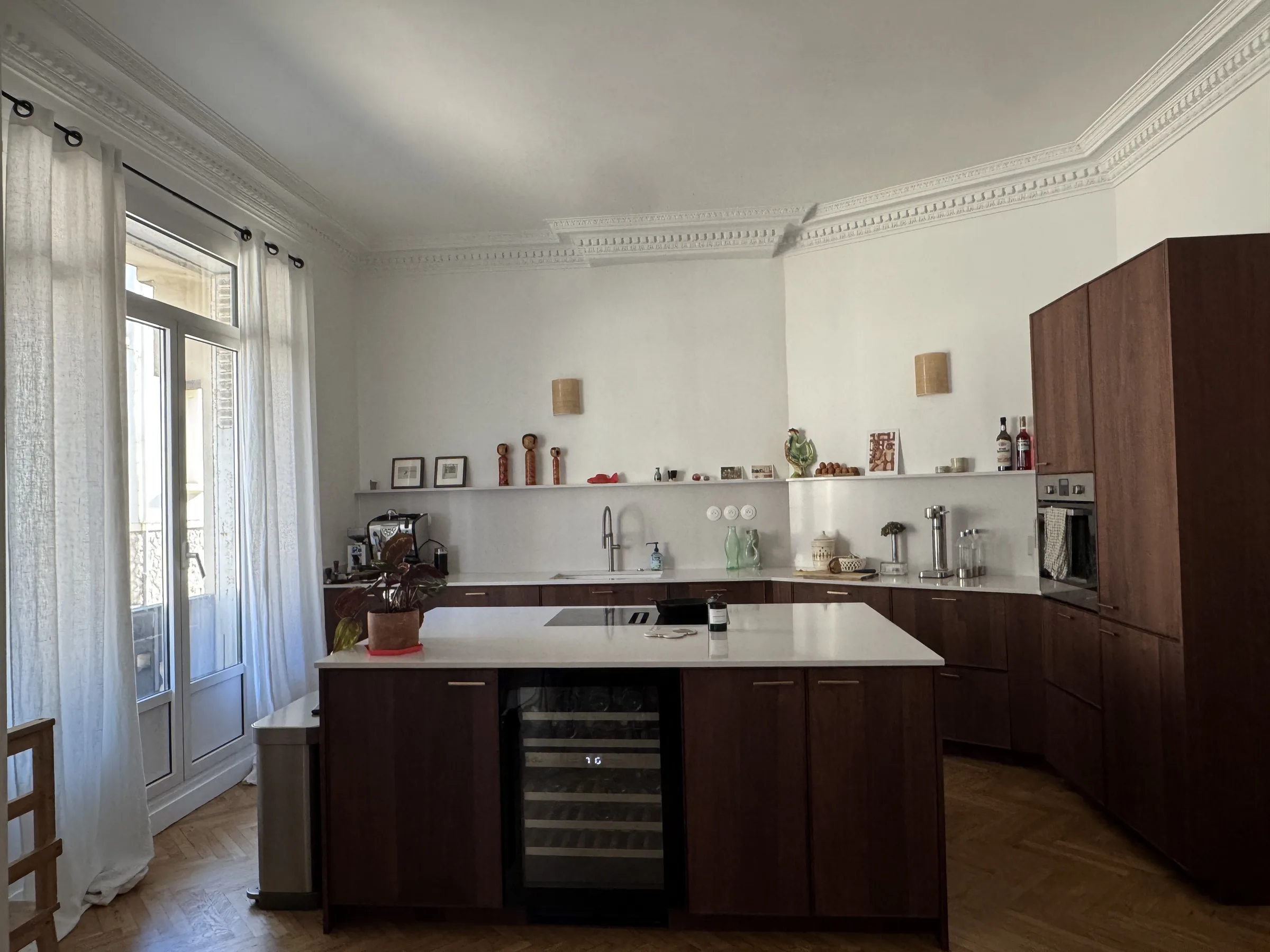 Cuisine ouverte de l'appartement haussmannien, vue d'ensemble