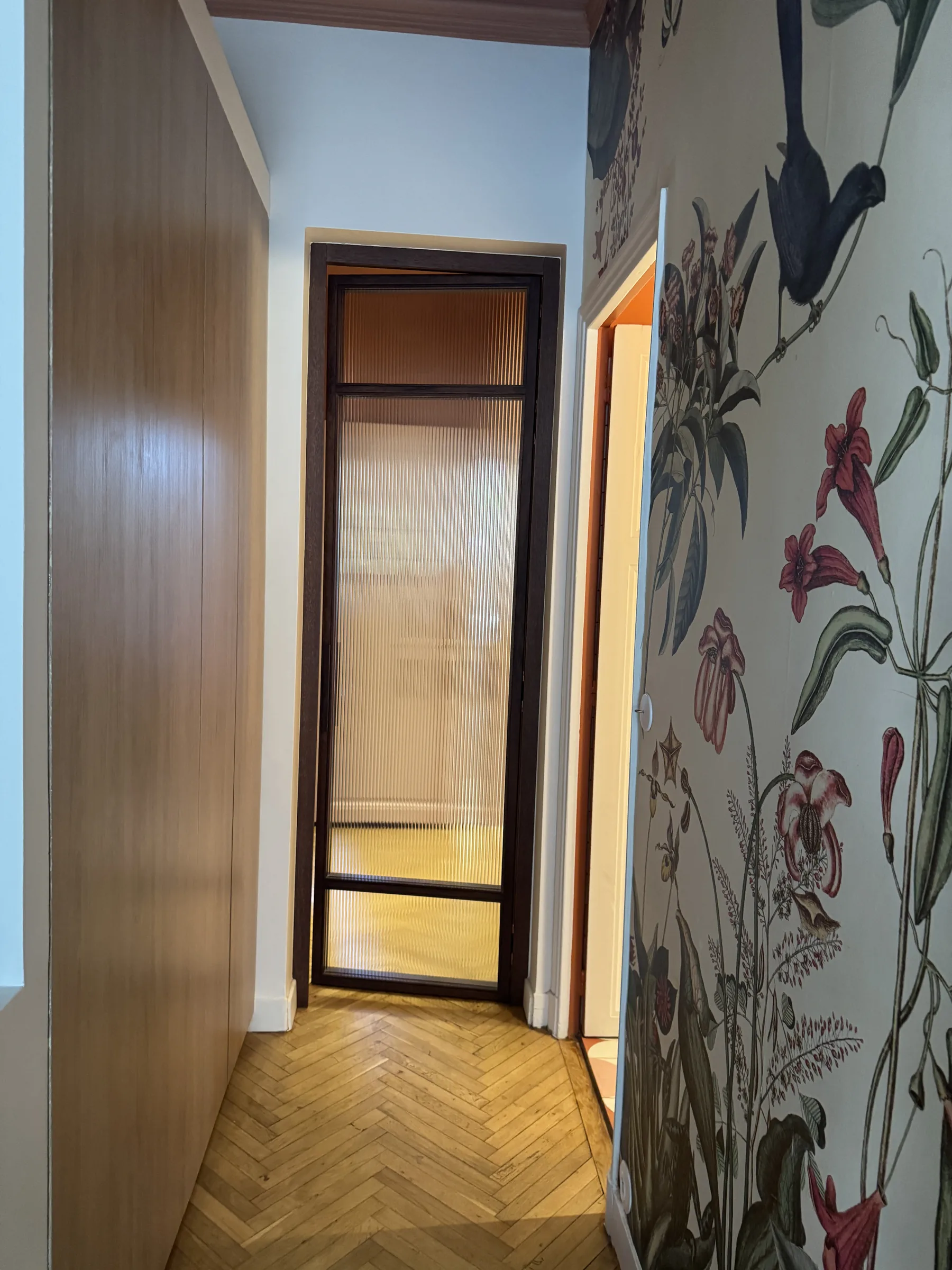 Chambre avec moulures Haussmann conservées et papier peint floral