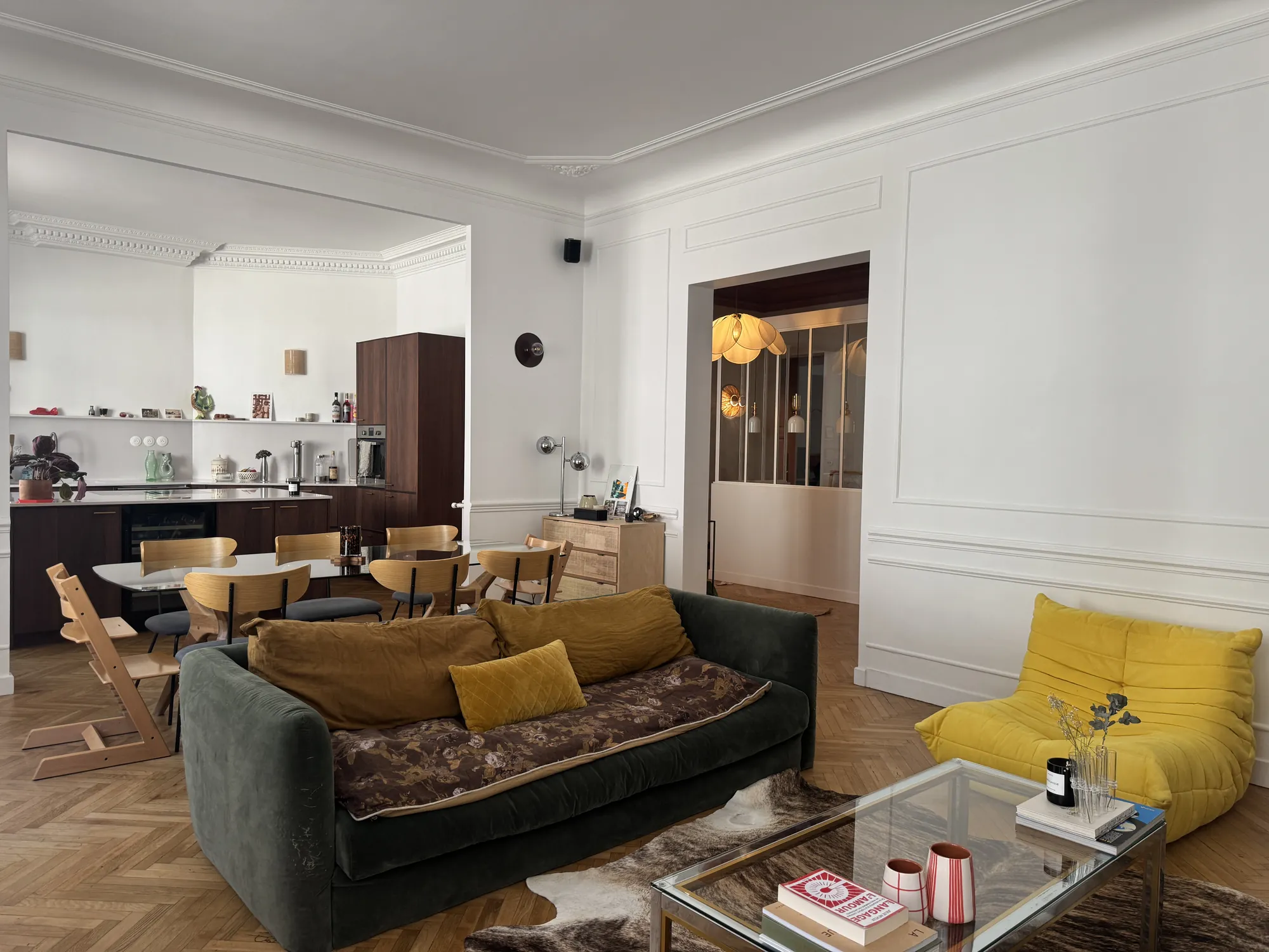 Le séjour — salon, salle à manger, cuisine d'un seul tenant