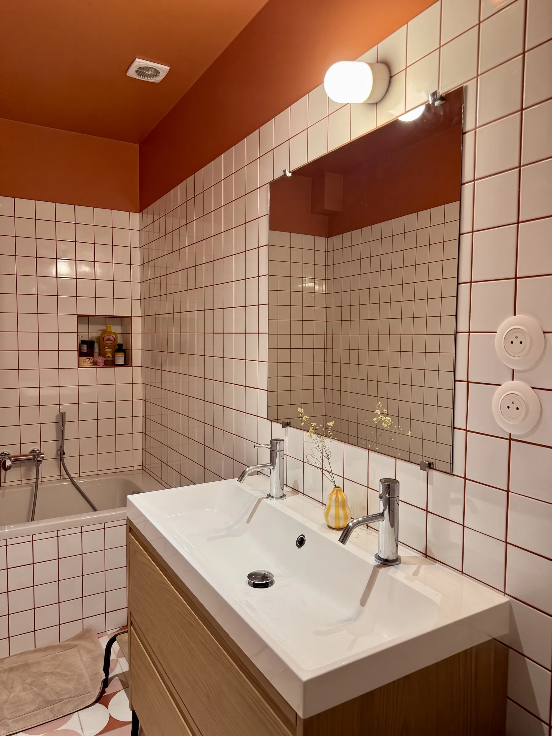 Salle de bains enfants — faïence quadrillage, plafond terra