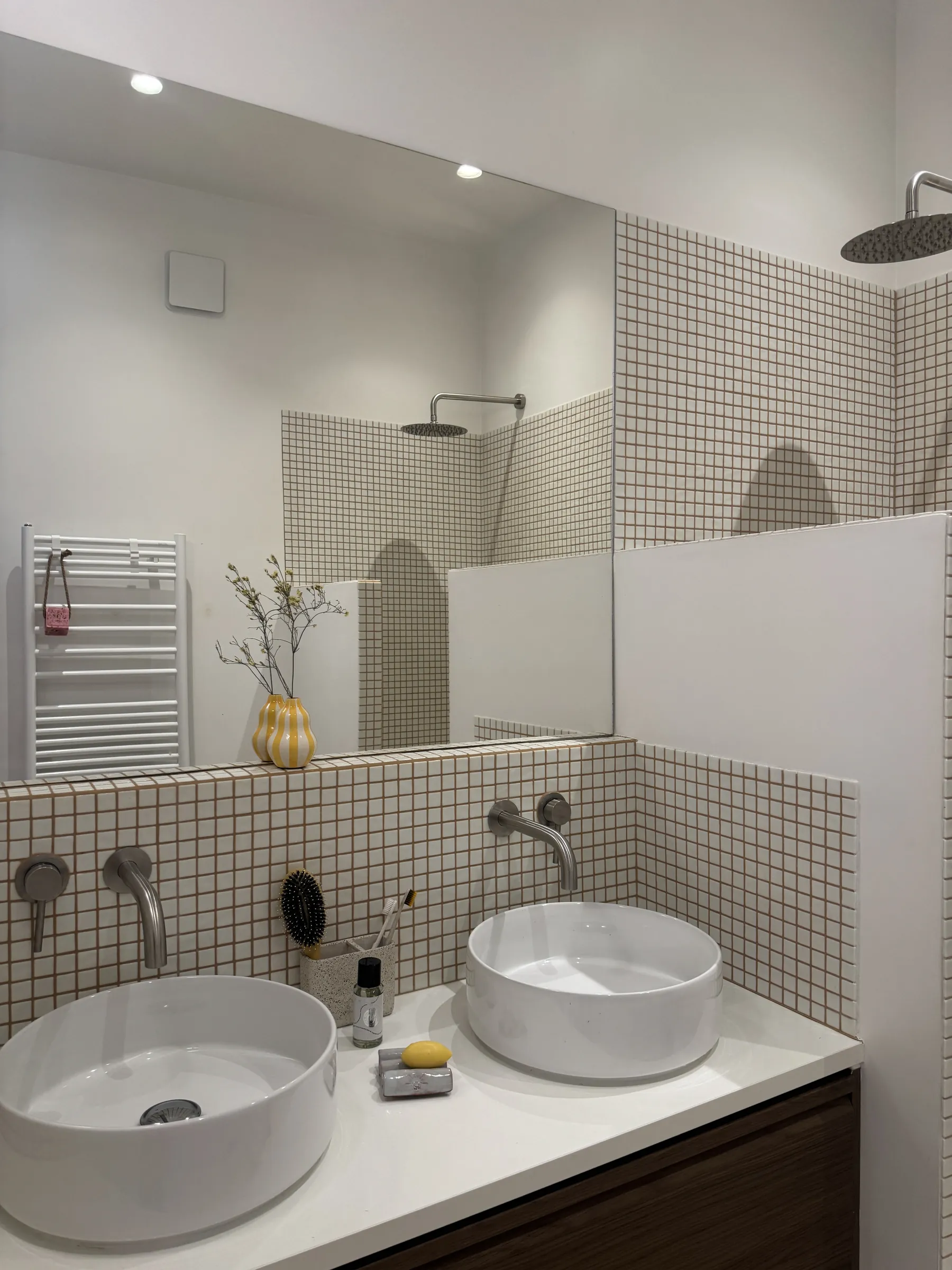 Salle de bains parentale — faïence damier, double vasque