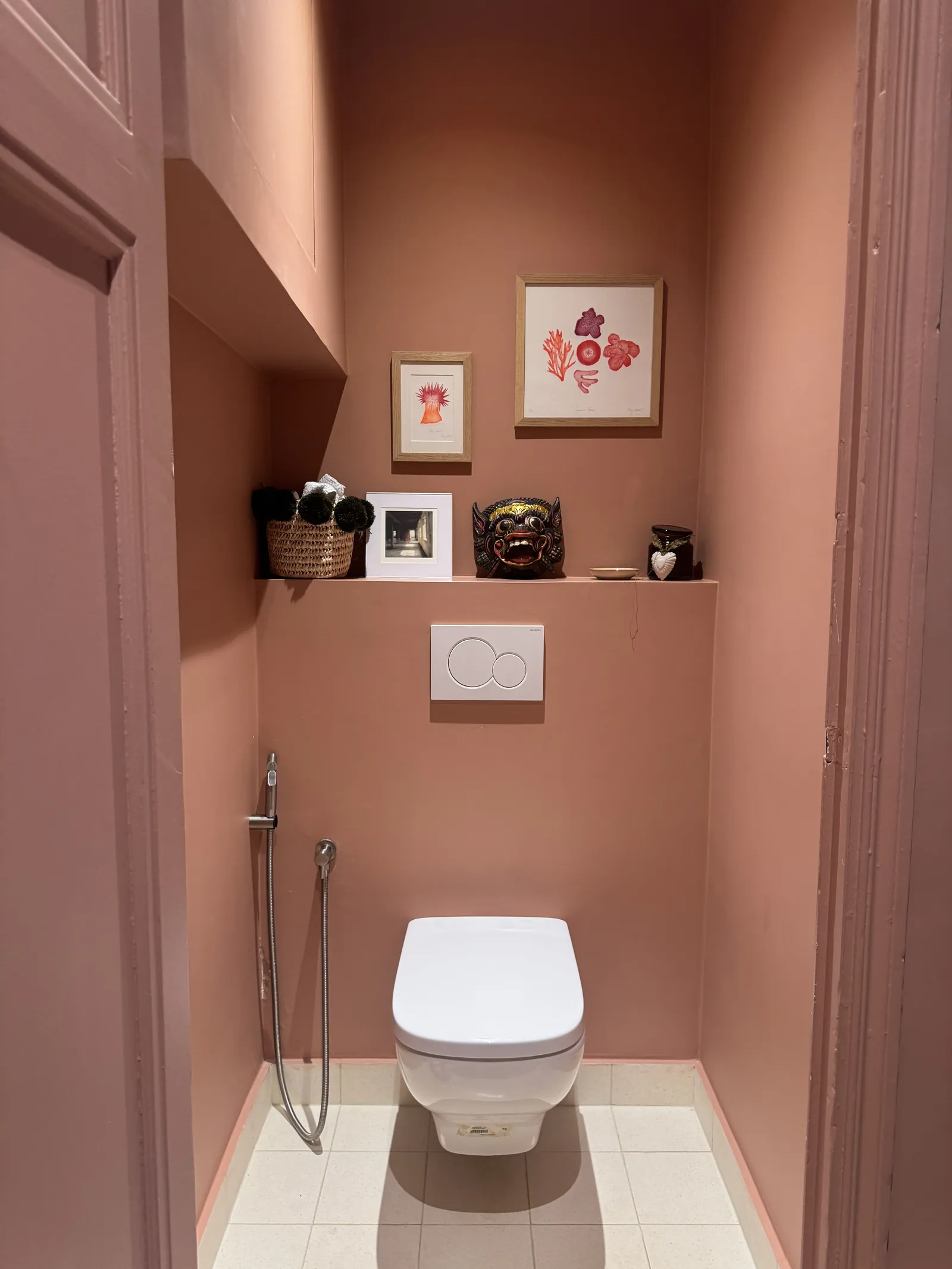 WC séparés — murs terra, moulures conservées